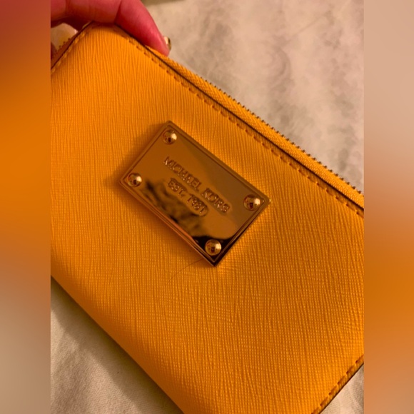 Absolutely stunning yellow brand new authentic Michael Kors wallet compartments - Picture 2 of 13